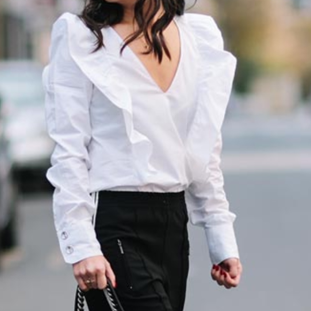Classic white ruffle Zara v neck blouse Small
